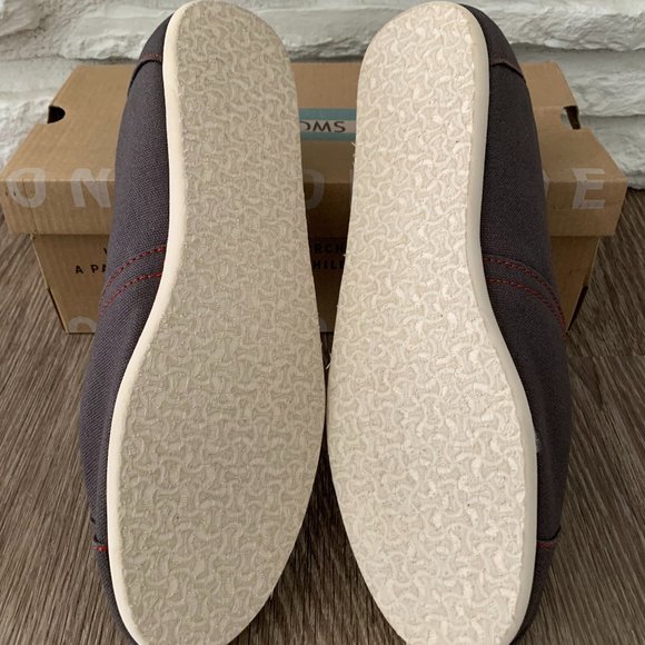 TOMS Audi Limited Edition Gray Red Men’s 8.5 - Picture 3 of 4